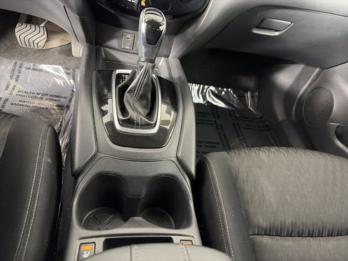 Used 2017 Nissan Rogue SV w/ SV Premium Package image 24