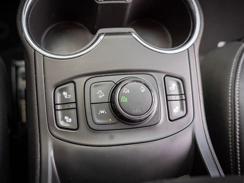 Used 2024 GMC Terrain SLT image 23