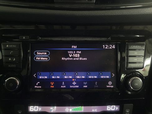 Used 2018 Nissan Rogue SV image 25