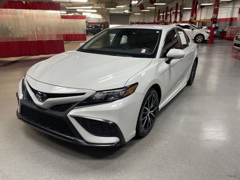 Used 2023 Toyota Camry SE FWD image 5