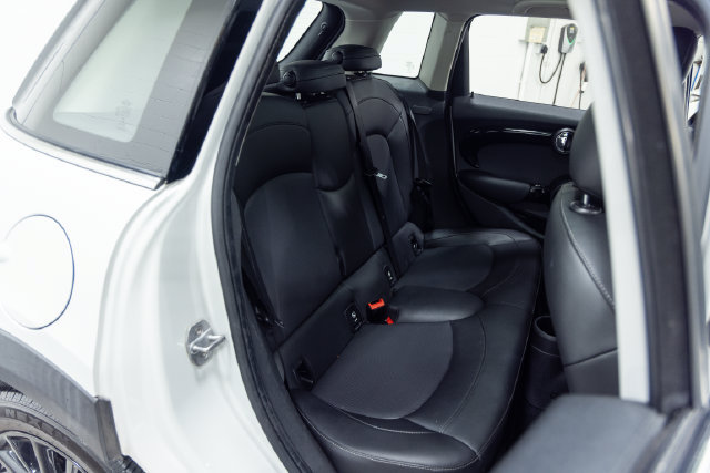 Used 2019 MINI Cooper 4-Door Hardtop w/ Storage Package FWD image 24