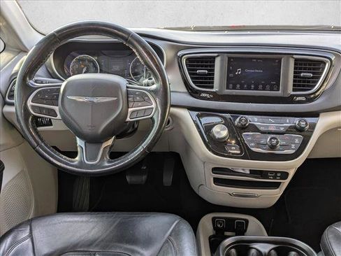 Used 2020 Chrysler Pacifica Touring-L image 17