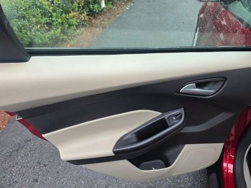 Used 2017 Ford Focus SE image 18