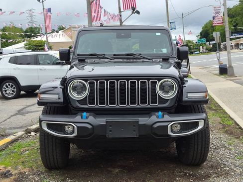 Used 2024 Jeep Wrangler Unlimited Sahara w/ Technology Group AWD/4WD image 3