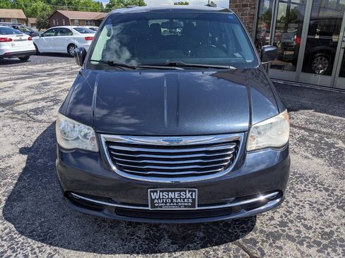 Used 2014 Chrysler Town & Country Touring FWD image 8