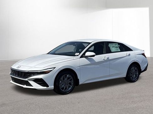 Used 2025 Hyundai Elantra Blue FWD image 25