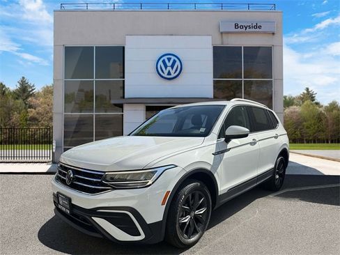 Certified 2022 Volkswagen Tiguan SE w/ Panoramic Sunroof Package image 4