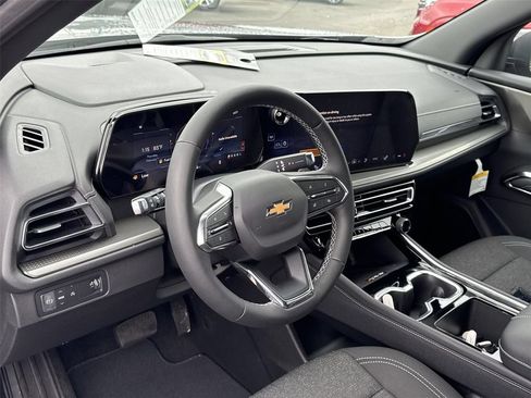 Used 2025 Chevrolet Traverse LT FWD image 2