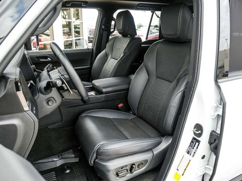Used 2025 Lexus GX 550 w/ Accessory Package (Z1) AWD/4WD image 24