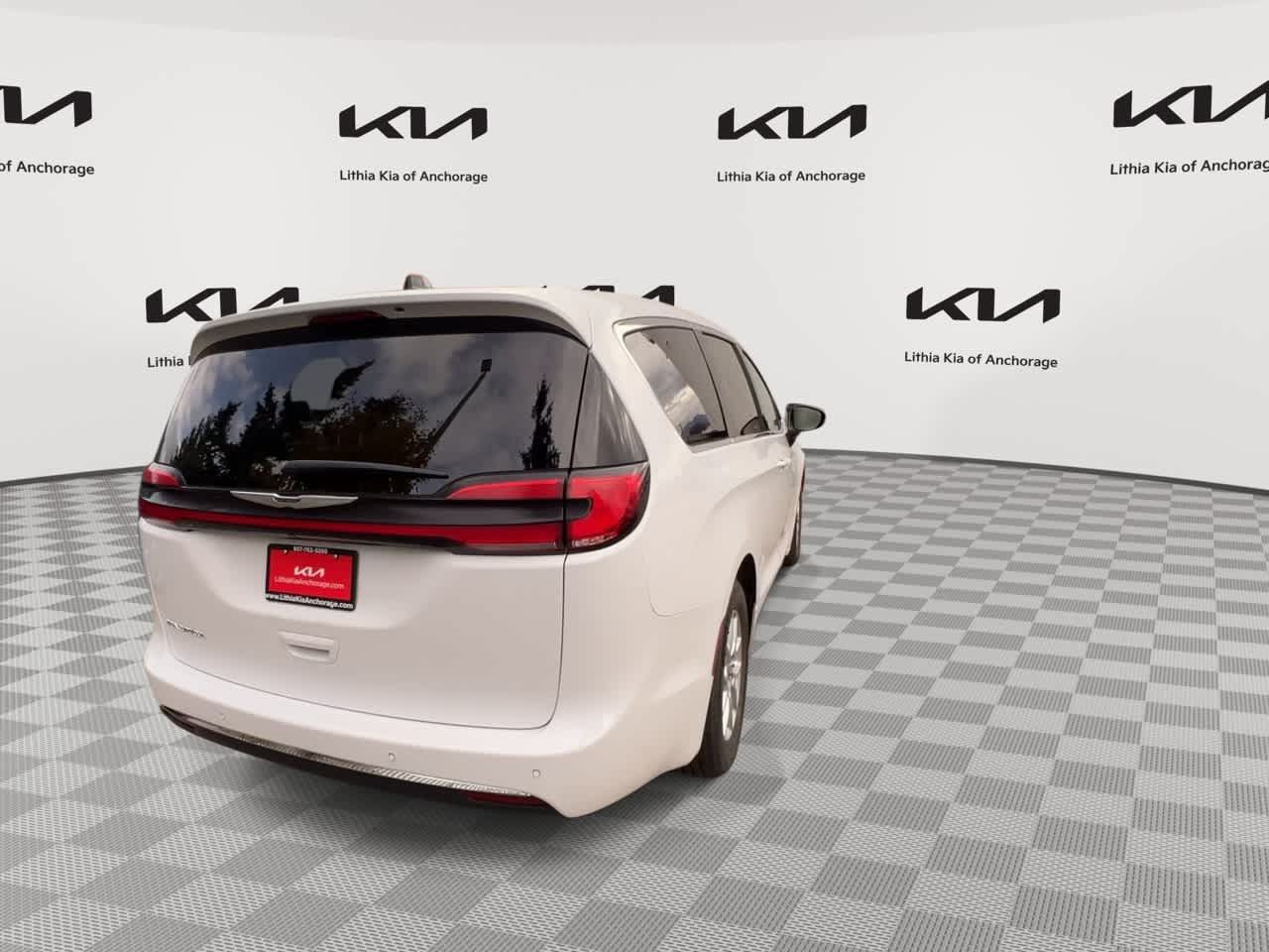 Used 2024 Chrysler Pacifica Touring-L FWD image 2