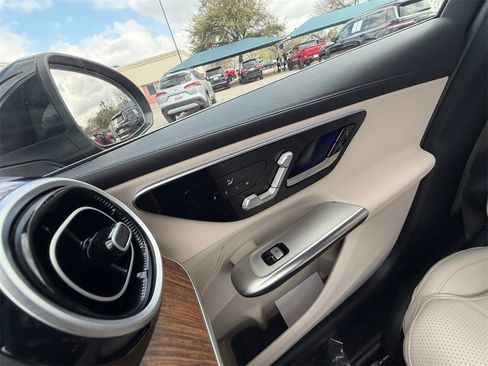 Used 2024 Mercedes-Benz GLC 300 4MATIC image 23