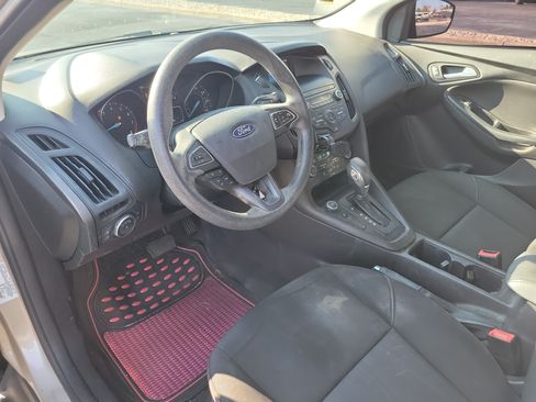 Used 2018 Ford Focus SE w/ SE Appearance Package FWD image 17