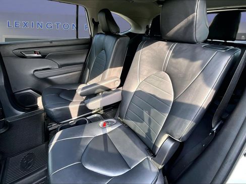 Used 2023 Toyota Highlander XLE FWD image 22