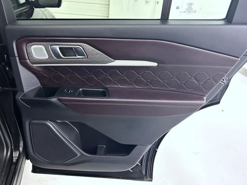 Used 2025 Ford Explorer Platinum w/ LUX Leather Package AWD/4WD image 17