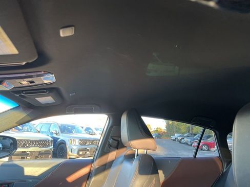 Used 2023 Toyota Venza XLE image 32