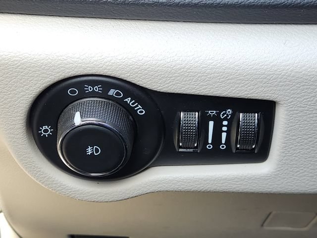 Used 2023 Chrysler Pacifica Touring-L FWD image 24