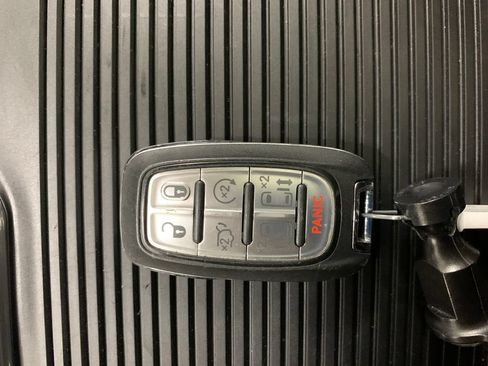 Used 2025 Chrysler Pacifica Limited FWD image 35