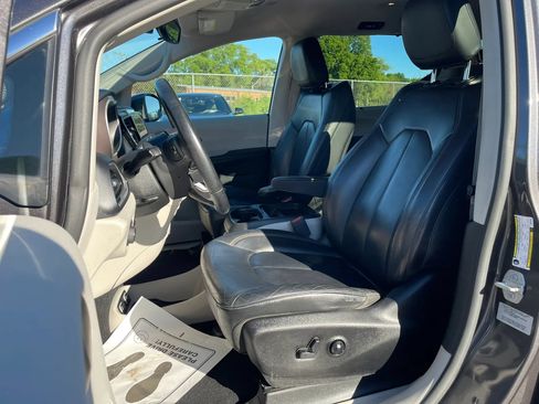 Used 2017 Chrysler Pacifica Touring-L FWD image 27