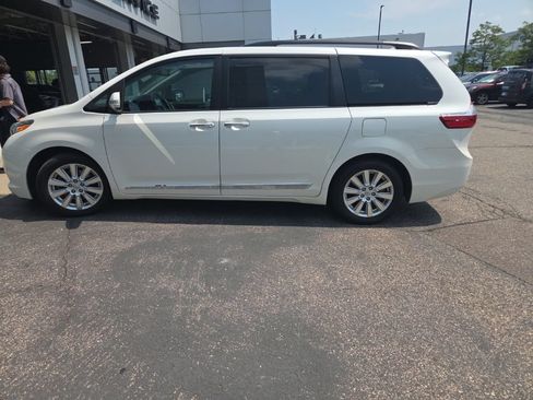 Used 2017 Toyota Sienna Limited Premium FWD image 6