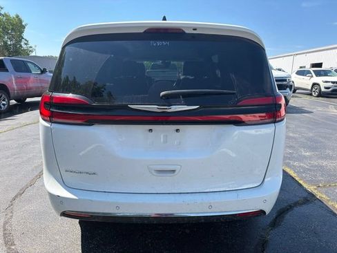 Used 2024 Chrysler Pacifica Touring-L FWD image 4