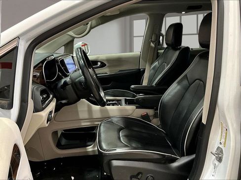 Used 2022 Chrysler Pacifica Limited FWD image 25