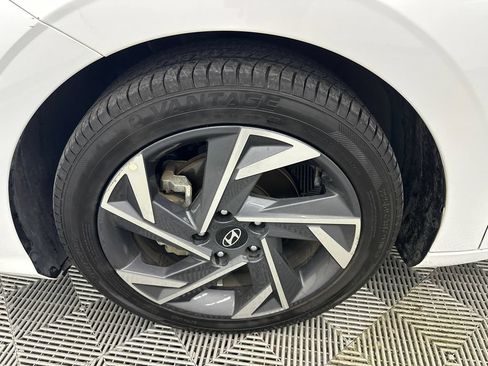 Used 2025 Hyundai Elantra SEL FWD image 11