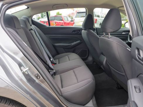Used 2025 Nissan Altima 2.5 SV FWD image 10