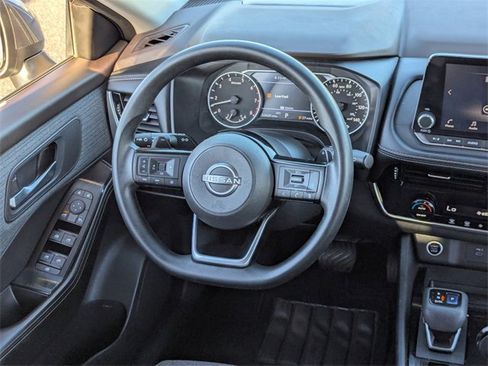 Used 2022 Nissan Rogue SV image 15