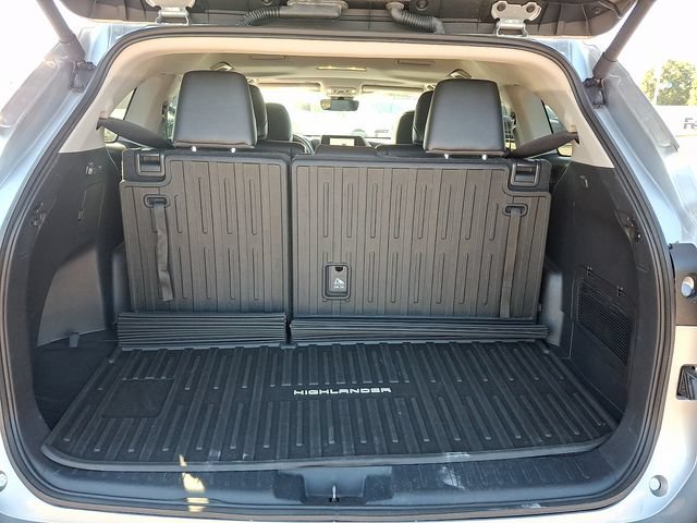 Used 2024 Toyota Highlander XLE FWD image 28