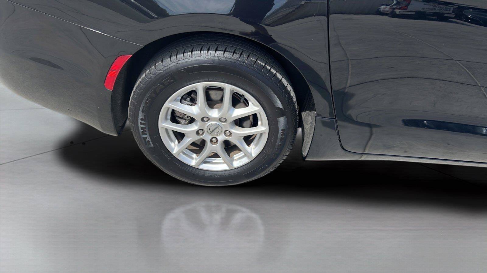 Used 2023 Chrysler Pacifica Touring-L FWD image 22