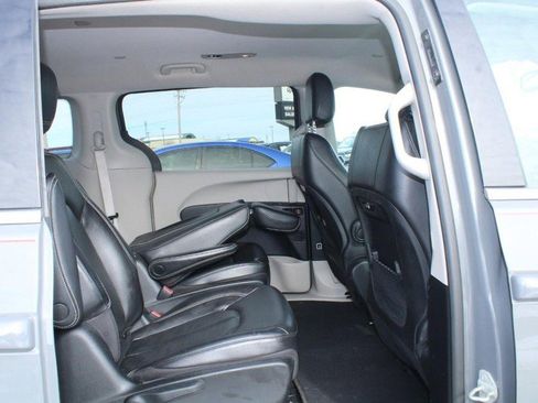 Used 2022 Chrysler Pacifica Touring-L image 12