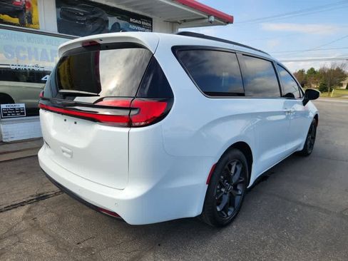 Used 2023 Chrysler Pacifica Touring-L w/ S Appearance Package image 3