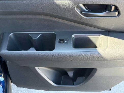 Used 2025 Nissan Pathfinder SV FWD image 27
