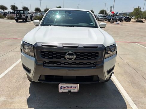 Used 2025 Nissan Frontier SV AWD/4WD image 2