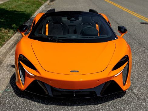 Used 2025 McLaren Artura Spider RWD image 17