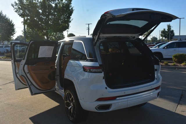 Used 2023 Jeep Grand Cherokee Summit AWD/4WD image 17