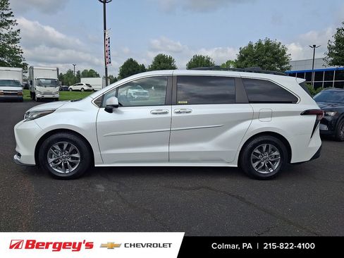 Used 2023 Toyota Sienna XLE AWD/4WD image 9