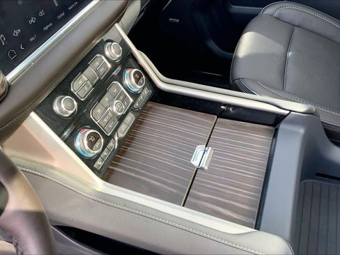 Used 2024 GMC Yukon XL Denali w/ Advanced Technology Package image 17