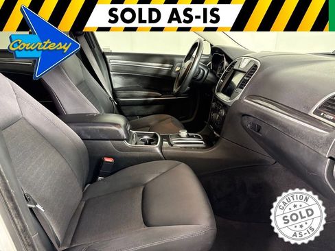 Used 2019 Chrysler 300 Touring w/ Chrome Appearance Package RWD image 14