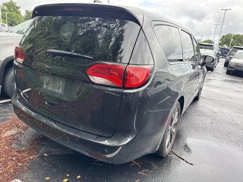 Used 2019 Chrysler Pacifica Touring Plus w/ S Appearance Package FWD image 9