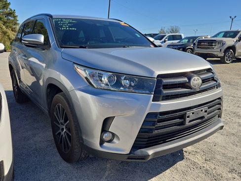 Used 2018 Toyota Highlander SE image 3