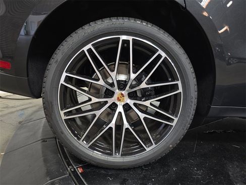 Certified 2025 Porsche Macan Turbo image 28