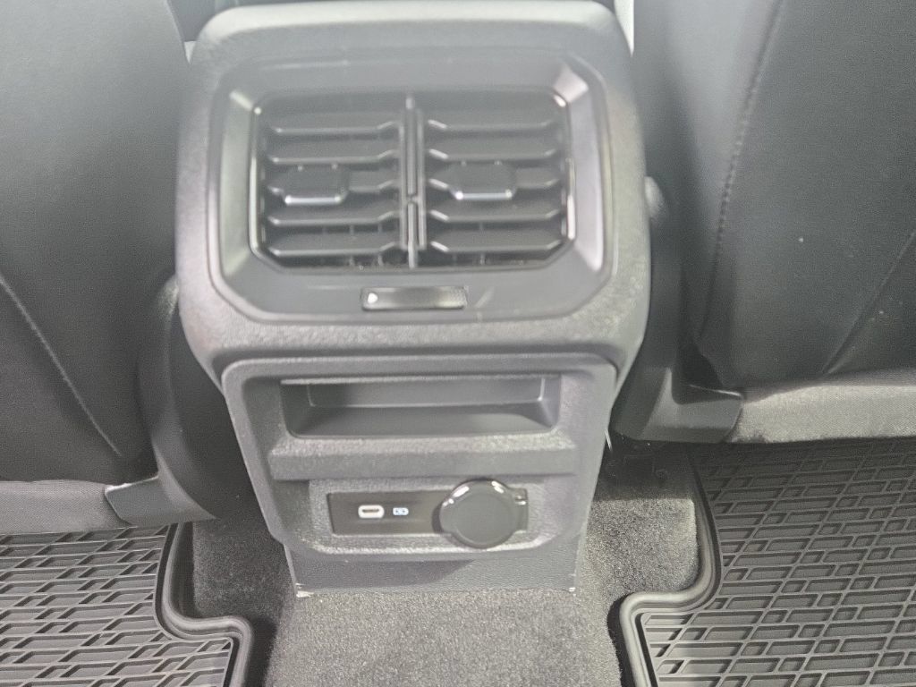 Used 2023 Volkswagen Tiguan SE R-Line FWD image 15