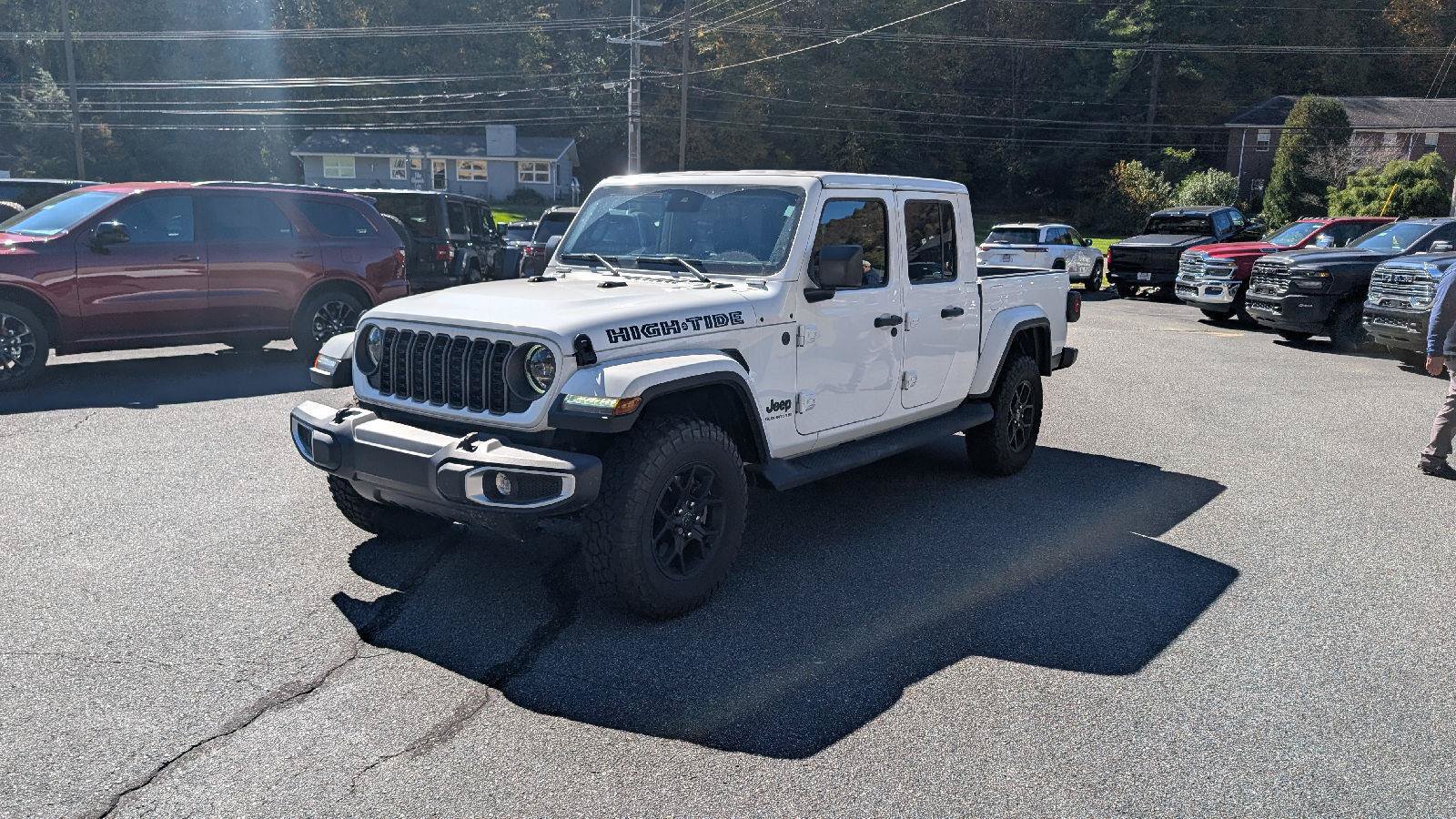 Used 2025 Jeep Gladiator Sport AWD/4WD image 7