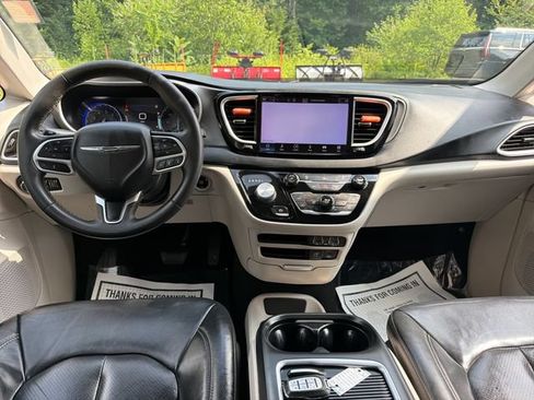 Used 2022 Chrysler Pacifica Touring-L FWD image 12