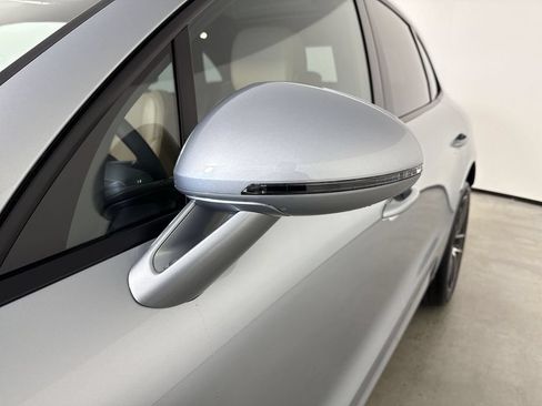 Certified 2026 Porsche Macan AWD/4WD image 12