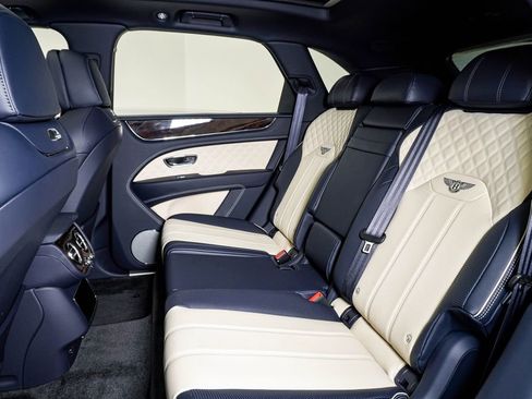 Used 2022 Bentley Bentayga AWD/4WD image 18