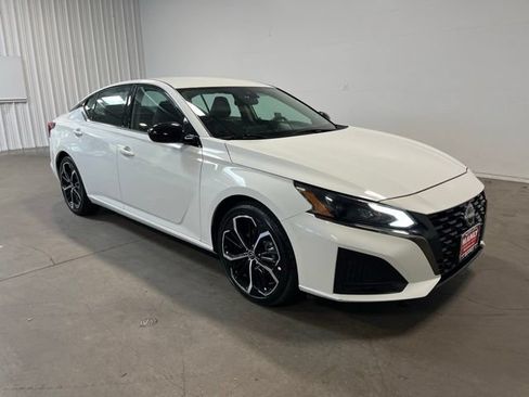 Used 2024 Nissan Altima 2.5 SR FWD image 1