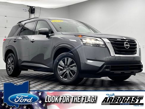 Used 2024 Nissan Pathfinder SV image 1
