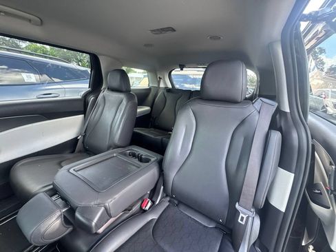 Certified 2024 Kia Carnival LX FWD image 9